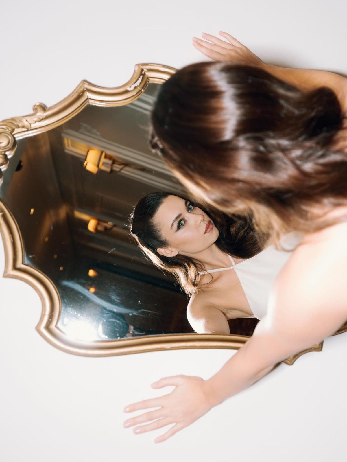 Afra Saraçoğlu: Yeni Proje ve Sıradışı Pozlaryla Gündemde