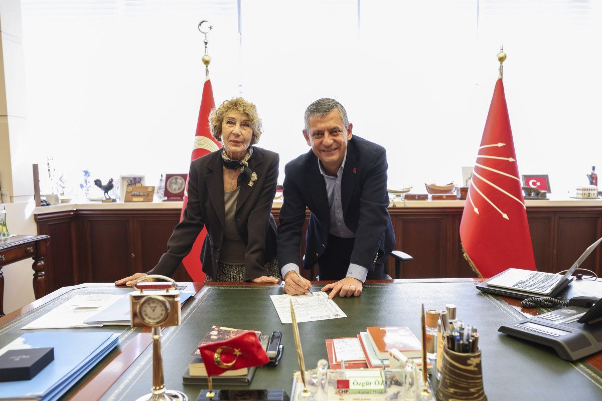 CHP Genel Merkezi'nde Özgür Özel ve Kulin Buluşması: Rozet Töreni ve Ziyaret