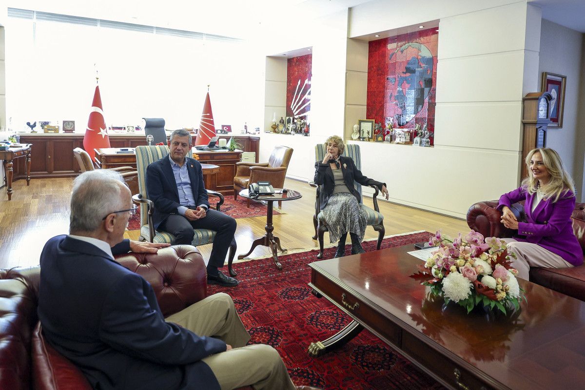 CHP Genel Merkezi'nde Özgür Özel ve Kulin Buluşması: Rozet Töreni ve Ziyaret