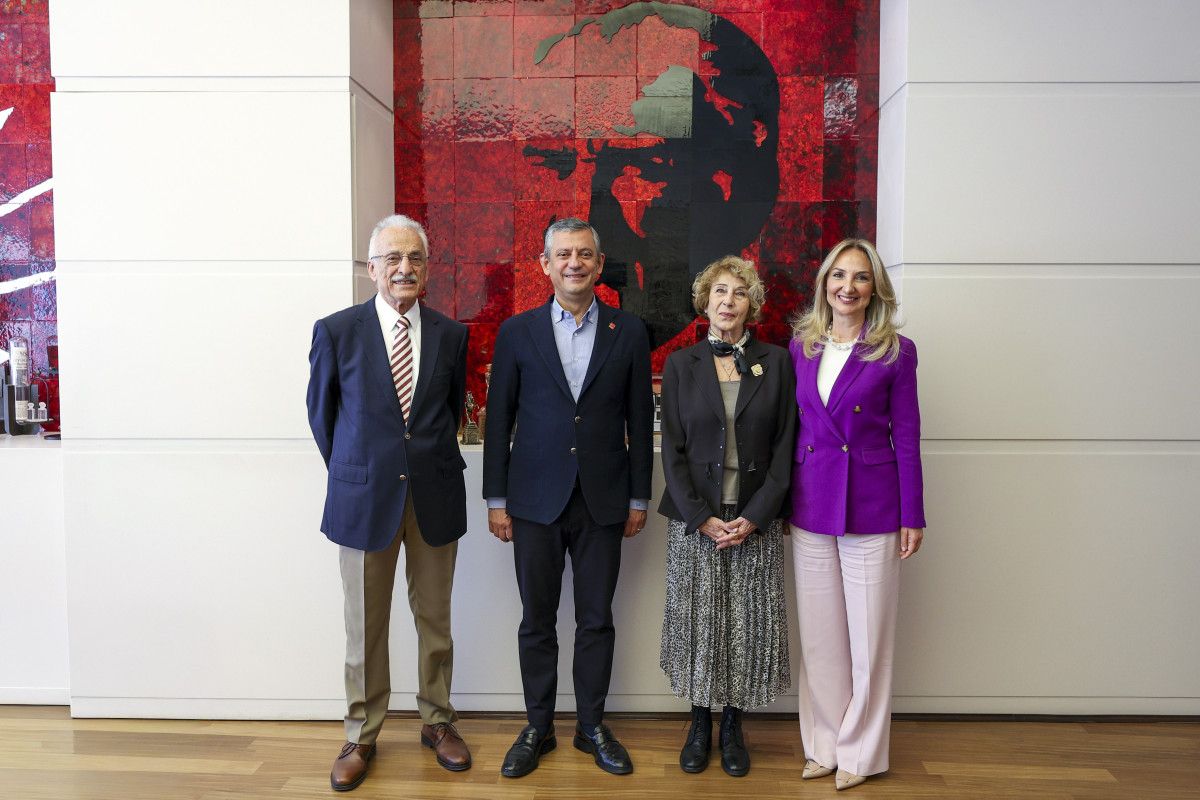 CHP Genel Merkezi'nde Özgür Özel ve Kulin Buluşması: Rozet Töreni ve Ziyaret