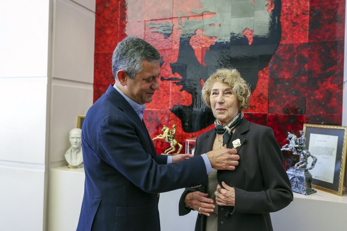 CHP Genel Merkezi'nde Özgür Özel ve Kulin Buluşması: Rozet Töreni ve Ziyaret