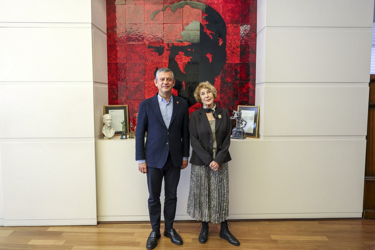 CHP Genel Merkezi'nde Özgür Özel ve Kulin Buluşması: Rozet Töreni ve Ziyaret